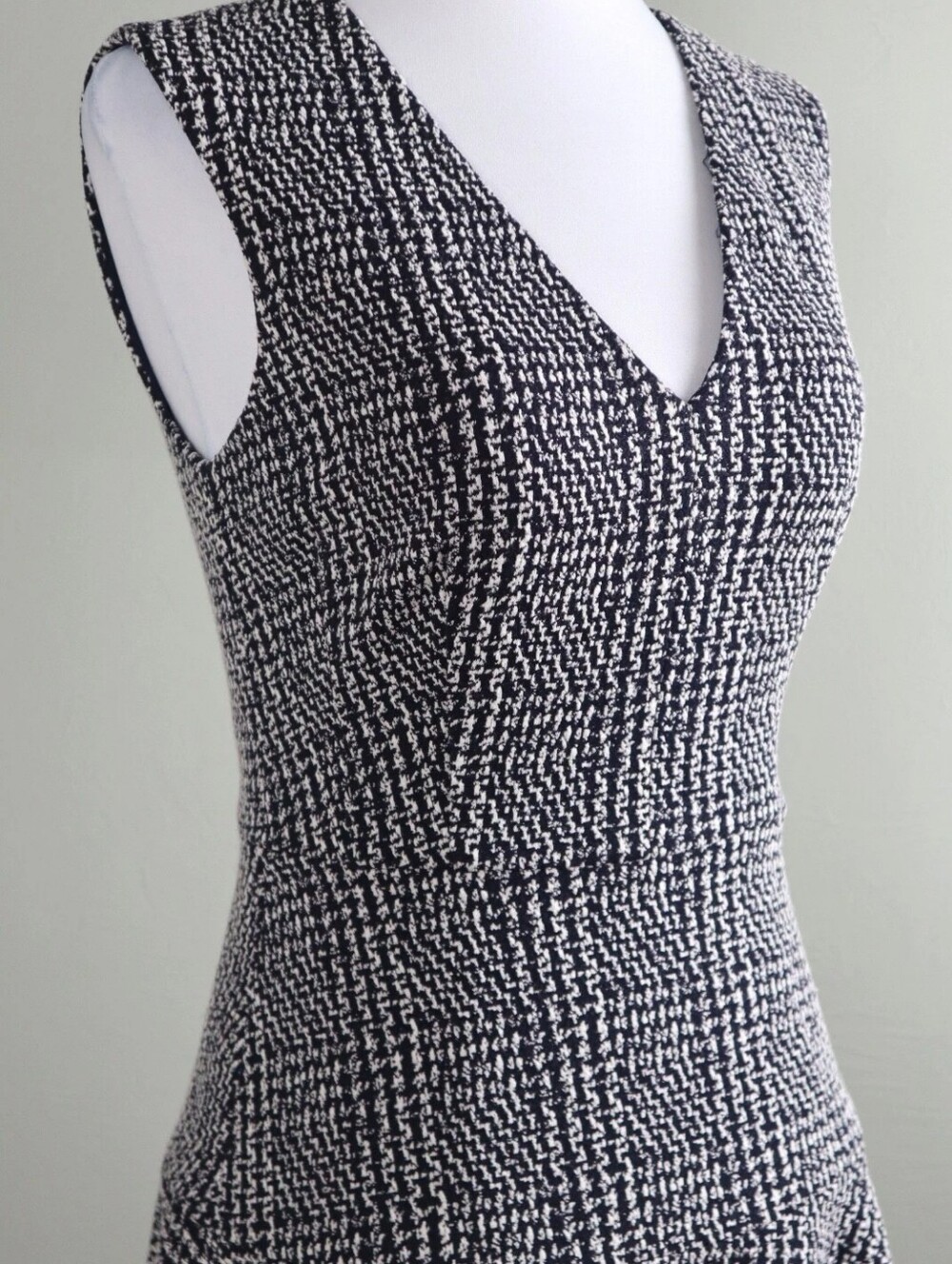 Textured V-Neck Sleeveless Tank Top in Black & White